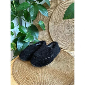 Zizor women’s size 9 black fuzzy Slippers